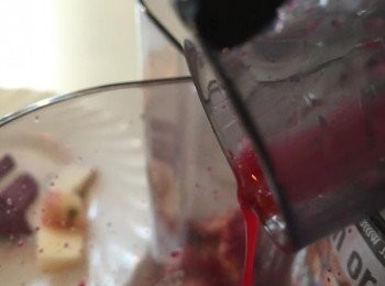 step2: 材料放進Panasonic 慢磨榨汁機攪拌成蔬果汁。