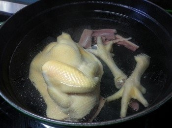 step2: 用滾水加入雞及金華火腿中,水要蓋過雞,水滾後用慢火煮1小時