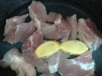 step3: <a href="https://bit.ly/3ANJVUp" target="_blank" data-keyword="豬展" class="guide-link"><strong>豬展</strong></a> <span style="display:inline-block;vertical-align:middle;margin-top:-3px;color:initial;border-radius:3px;padding:2px 3px;font-size:12px;line-height:14px;background:#87d300;color:#fff;">即買</span> 肉肉切塊，加入2片姜汆水5分鐘，洗淨