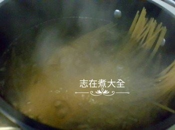step3: 根據意粉包裝上煮食時間減兩至三分鐘，將意粉加水（水為意粉重量10倍）加油煮熟後盛起備用