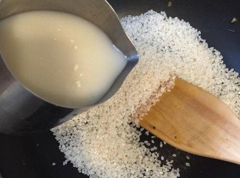 step4: 鍋內直接下珍珠米/ 意大利米（不用洗）， 加湯，