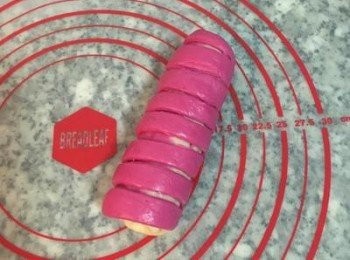 step15: 再從白色的部位，往紅色的方向捲起。