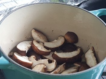 step2: 燒熱油鍋，將冬菇炒香。