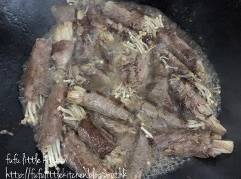 step3: 倒入燒肉汁同煮，讓肥牛卷完全沾上醬汁即可。