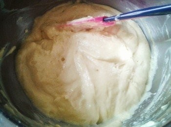step3: 篩入麵粉及發粉，再下牛奶拌勻。將三分一的蛋糊與可可粉拌勻（現在有三分二普通蛋糊及三分一可可粉蛋糊）