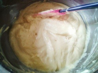 step3: 篩入麵粉及發粉，再下牛奶拌勻。將三分一的蛋糊與可可粉拌勻（現在有三分二普通蛋糊及三分一可可粉蛋糊）