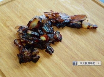 step1: 把臘肉放入滾水汆燙10秒(這步驟主要是除掉沾在肉上面的灰塵和一些過多的油脂！)，切成薄片。