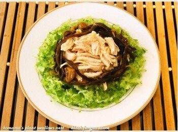 step5: 將和風鰹魚黑菇醬也放入碗中，並淋上些許醬汁。