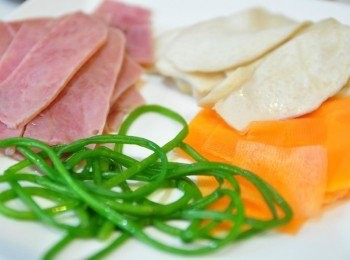 step1: 將水蓮、杏鮑菇洗淨切薄片和火腿切差不多長形狀的薄片、及紅蘿蔔刨薄片分別用滾水稍微川燙置涼~