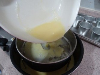step7: 把蛋漿過篩入模