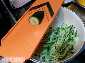 step3: 青瓜刨成絲待用；
開鑊下植物油轉細火，加入花生醬煮溶(小心睇火易燶)，開稀後加入芝麻油拌勻關火;
粉皮放碟底，加上青瓜絲，然後菇絲最後淋上麻醬灑上芝麻或松子拌勻食用即可。