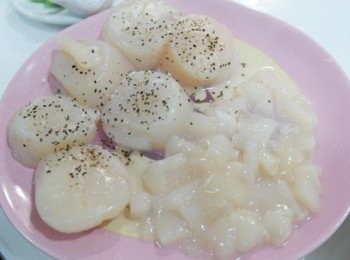 step1: 將2顆干貝切成小丁~~其他的完整^^ 完整干貝撒上些許黑胡椒跟鹽備用!! 這時候將水跟雞高湯加在一起加熱~~ 蘆筍切成一小塊一小塊~~