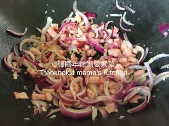 step5: 加入Pancetta意大利煙肉一起炒至金黃大約2-3分鐘，