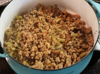 step7: 先以大火煮滾後，再轉小火煮約60分鐘至湯汁稍微收乾即可。如果喜歡濃稠的湯汁，可加少許生粉水勾䇜，味道會更佳。

（湯汁煮滾後，可以試味道，如果不夠鹹加點鹽，最後可加些麻油調味。）熬煮時，可以加入喜歡的配料，如水煮蛋、豆腐乾一同進去煮。