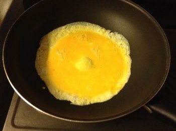 step6: 下油大火煎成蛋皮