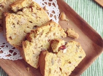 step5: 烤箱預熱180度，烤焗10分鐘，取出，蛋糕中間用刀劃一道線，再次放入烤箱，烤焗約30分鐘，插入竹籤沒有黏即可。待涼取出。