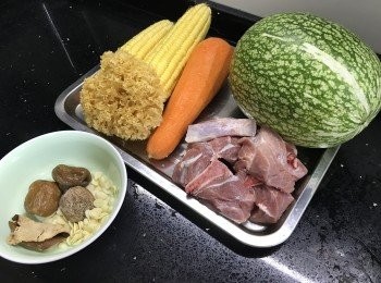 step1: 果皮暖水浸軟刮囊，雪耳浸發後，剪掉中間硬塊，再剪成4-6件, 
蜜棗南北杏沖洗