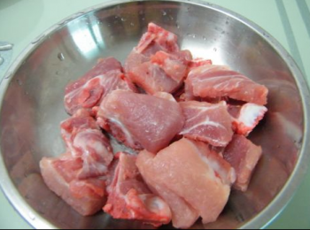 step2: 排骨洗淨剁小塊，放鹽、料酒、生粉，醃15分鐘