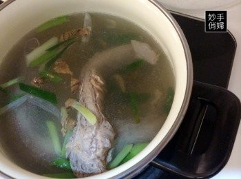 step2: 接著再放入牛腩條浸入水裡,用中火滾30分鐘左右,不要蓋鍋蓋,中途不要攪拌,以免高湯混濁,肉不好吃