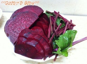 step1: 先將紅菜頭去皮切塊，成個紅菜頭都好有營養，所以啲葉同莖都一樣可以拎埋嚟煲湯呀~