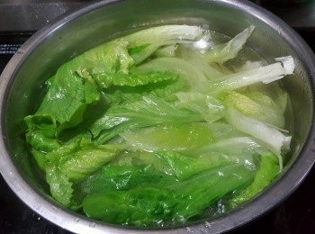 step14: 生菜用滾水加入[煮生菜<span class="group_3">調味料</span>]砂糖2茶匙,煮食油1湯匙焯2分鐘,(水滾計2分鐘)(砂糖是令菜色澤不易變黃,食用油是令菜油潤)
