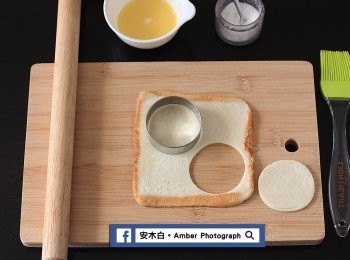 step2: 無鹽奶油，隔水加熱融成液狀，加入少許鹽調味拌勻。使用擀麵棍，將吐司片壓扁平，用圓形模具壓成圓形吐司片。