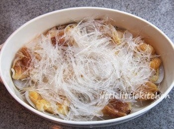 step1: 象拔蚌處理乾淨，留一邊殼，放上浸好的粉絲