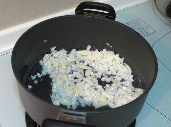 step2: 將義大利麵煮好，放在冷水中備用。熱油鍋後，將蒜切片放入用中火小炒2分鐘至透明狀。