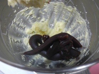 step4: -加入紅豆蓉打勻  (我用日本Aeon百貨買的包裝紅豆餡, 味道較甜, 我減了食譜的糖份,  如用其他紅豆蓉, 甜味可能有別, 在此步驟後自己試一下味， 再調節吧）)