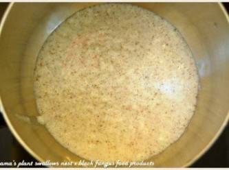 step2: 撕開黑木耳米布丁的封膜，將內容物倒入鍋中小火加熱。