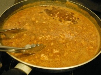 step4: 然後下雞湯（熱水也可）及<span class="group_2">調味料</span>，用中火煮沸後，然後轉小火煮5分鐘