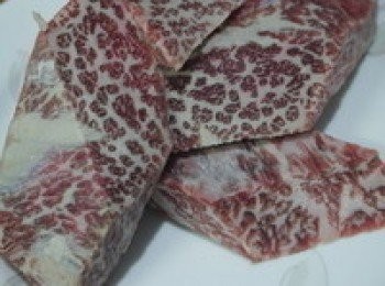 step1: 牛肉切條或切片，蒜頭拍碎，黑胡椒粗粒，一點糖。加入準備的二分之一醬油或蠔油醃製30分鐘，下鍋前牛肉內放一點油，下鍋比較容易攪拌開，不易結塊。