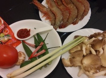 step1: 蕃茄用熱水焯一陣,去皮去籽切粒,香茅頭部拍下分段，南薑拍開辣椒切粒，秋葵開邊,蝦去殼中間切開去腸。