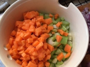 step1: 1)將蠔灼一灼瀝乾待用