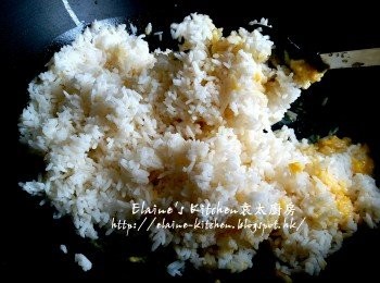 step5: 加入冷飯及少許鹽拌勻炒散 , 先盛起 , 椰菜切條 , 蔥切粒 , 泡菜切細塊