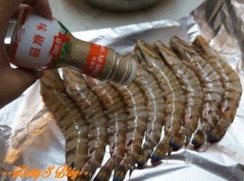 step4: 將啲花竹蝦一隻隻平鋪係錫紙上面，然後灑上椒鹽粉~