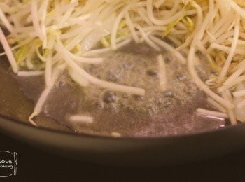 step7: 炒到芽菜出水之後倒左佢