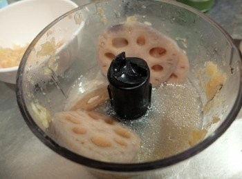 step2: 蓮藕排骨湯冷藏後去除上面過多的油，再打碎