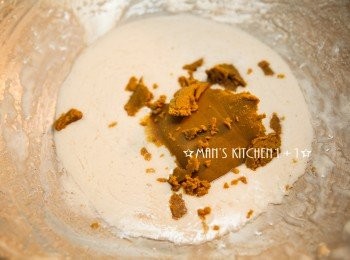 step2: 等椰奶炒到濃稠且感覺出油後，加入綠咖哩，並且把咖哩醬炒香。