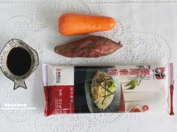 step1: 日本涼麵的材料 :

五木細關東麵一束

豆油伯金桂醬油[可以加點柴魚或是檸檬汁、砂糖調味]

紅蘿蔔  

地瓜 [ 也可以換小黃瓜或是切片海苔]