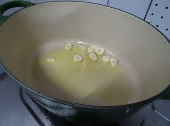 step1: 珍寶蜆洗淨瀝乾備用;

用鍋開慢火， 同時放入牛油, 蒜片一會 （小心不要爆焦蒜片）
