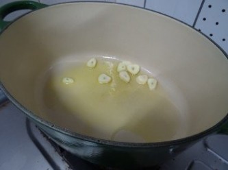 step1: 珍寶蜆洗淨瀝乾備用;

用鍋開慢火， 同時放入牛油, 蒜片一會 （小心不要爆焦蒜片）