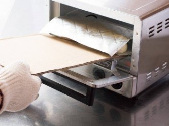 step32: 用瓦楞紙將麵團送入小烤箱