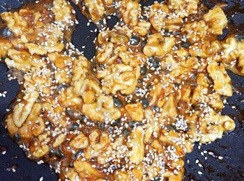 step7: 關火，撒上芝麻即可。盛出攤開晾涼。