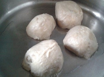 step2: 將麵筋放入熱鍋，煎每邊兩分鐘，撈起備用