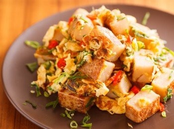 step3: 等到蛋液定型後就可以乘盤了，最後在沾上自己喜歡的醬料就完成了！