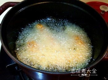 step3: 炸<a href="https://bit.ly/3zHU5V3" target="_blank" data-keyword="雞翼" class="guide-link"><strong>雞翼</strong></a> <span style="display:inline-block;vertical-align:middle;margin-top:-3px;color:initial;border-radius:3px;padding:2px 3px;font-size:12px;line-height:14px;background:#87d300;color:#fff;">即買</span> 2至3分鐘至金黃色即可享用