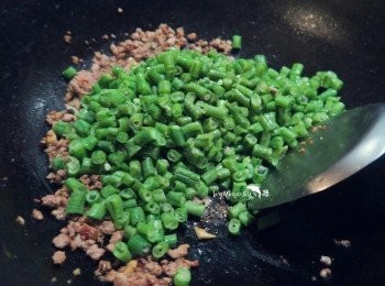 step4: 再放入川燙過的菜豆一起拌炒