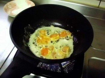 step1: 將毛豆挑出內豆後洗好備用，鹹蛋黃壓碎 鹹蛋黃泥以小火慢炒開成金沙 蛋黃泥一碰到熱油 馬上冒出泡末，