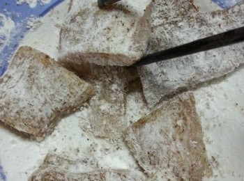 step5: 將魚柳沾滿生粉